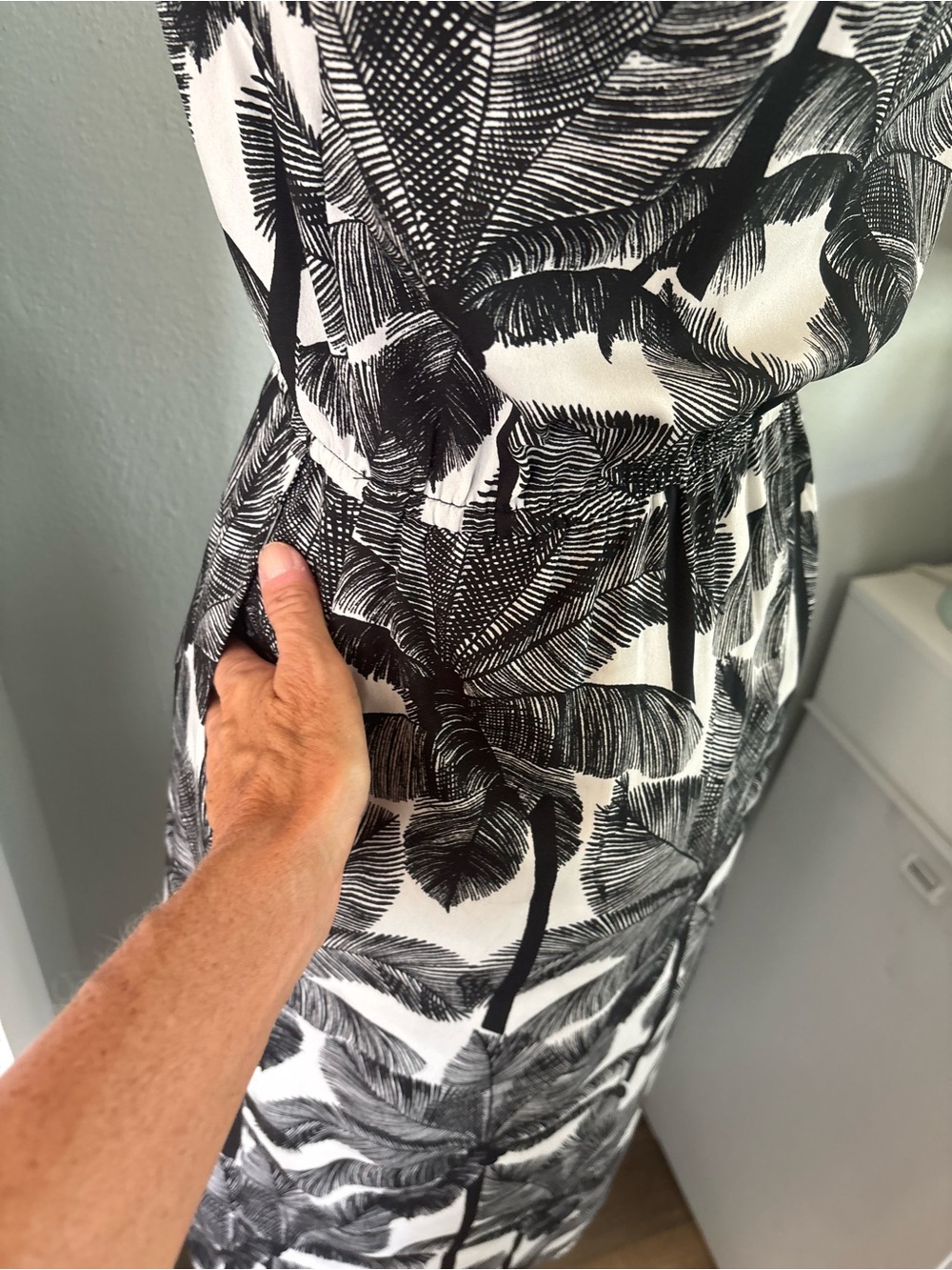 Black & White Palm-Print Spaghetti Strap Dress size 4 - Picture 5 of 6